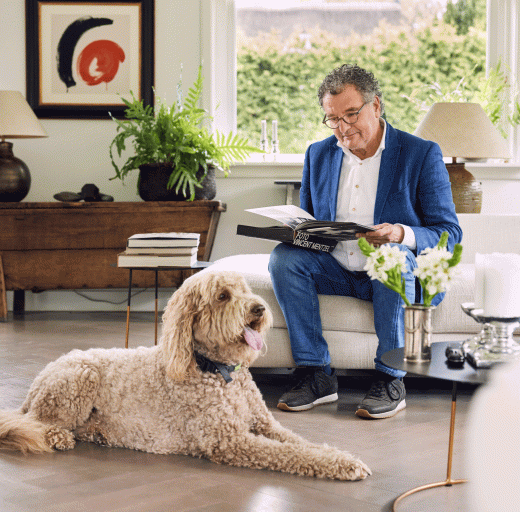 Edwin de Vries in zijn woonkamer met hond