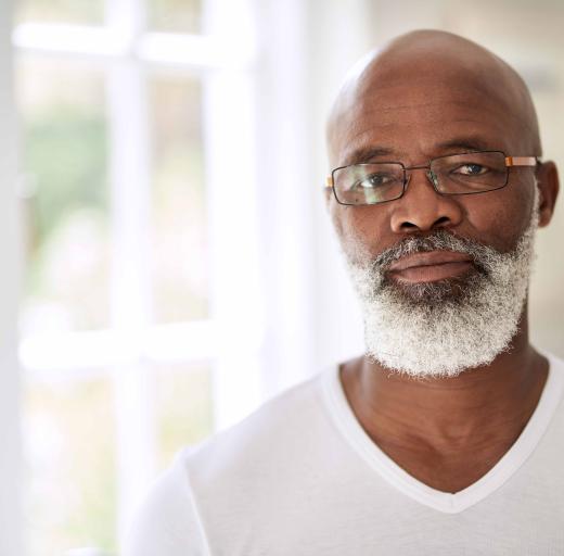 Afro-Amerikaanse man in wit t-shirt met baard en bril