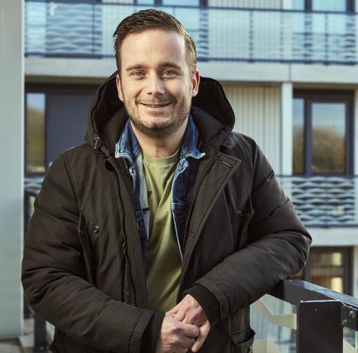 Toby Rinkema staat voor zijn huis