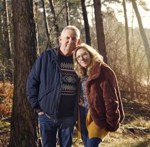 Theo en Anita staan samen in een zonnig bos