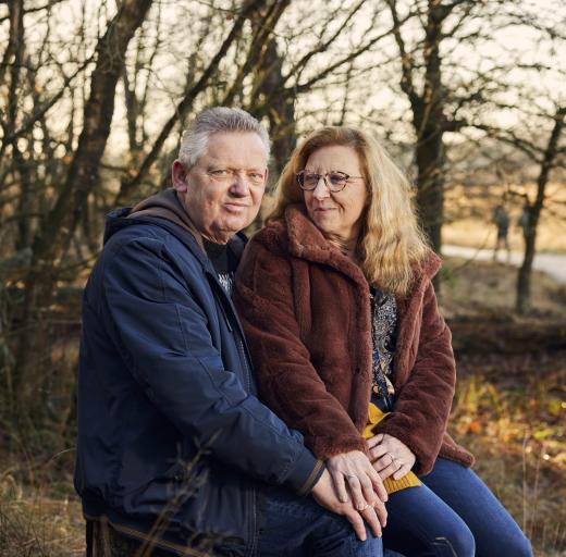 Theo en Anita zitten samen in het bos