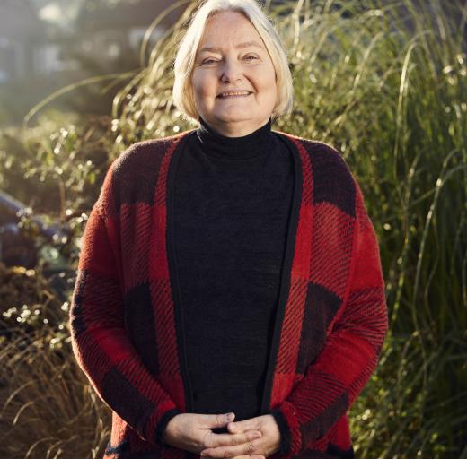 Ellen Rusch (BE) staat in de tuin