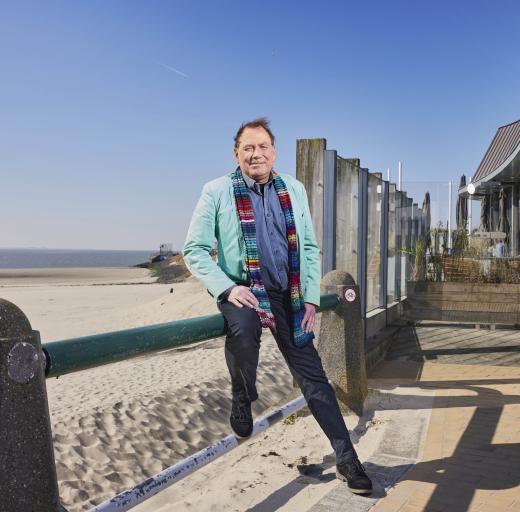 Pieter van Eck op het strand, uniek ziek, Longwijzer 3 2022