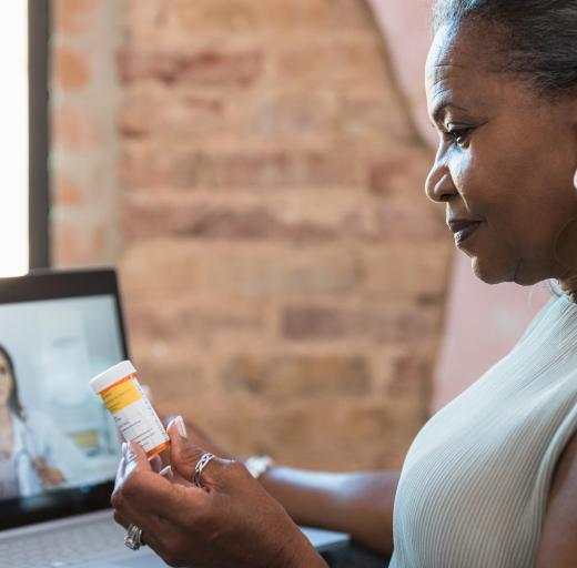 Digitale zorgoplossingen op een rij, ehealth, vrouw beeldbelt met haar zorgverlener en kijkt naar medicijnen