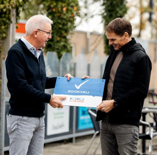 Frank de Boer overhandigt rookvrij bordje