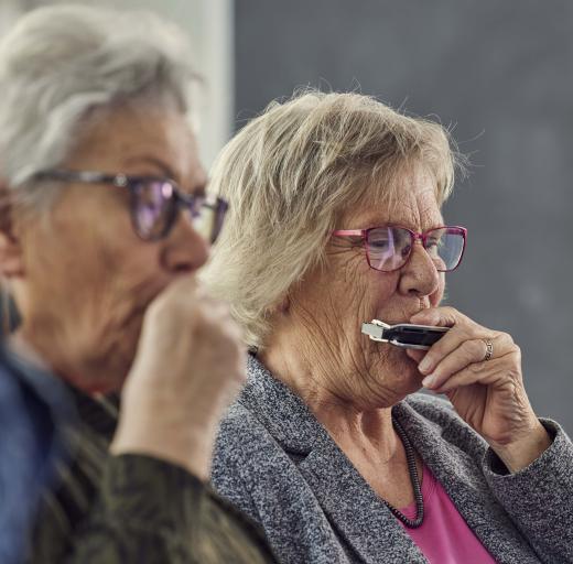 vrijwilliger Margriet verheijden mondharmonica