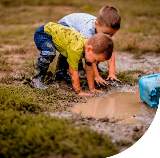 Kinderen spelen in de modder