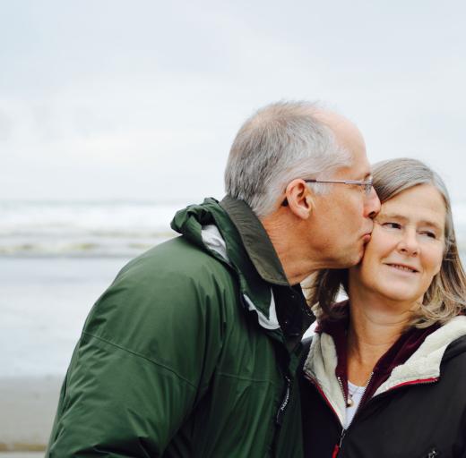 Koppel maakt een strandwandeling