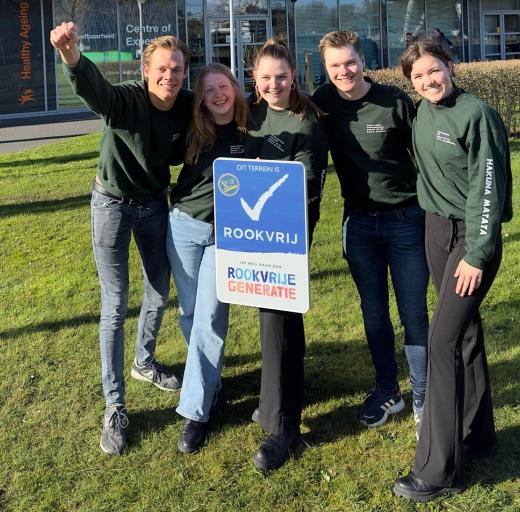 studenten met rookvrij bordje