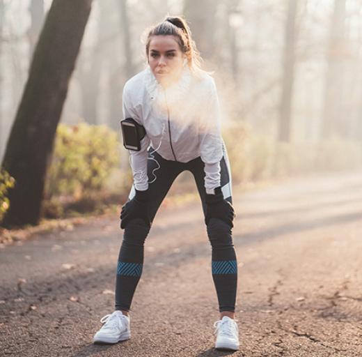 Foto vrouw buiten na sporten