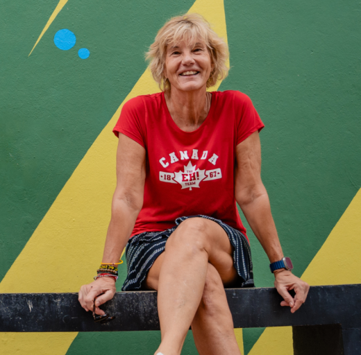 Paulien Wijnvoord op een bankje op Bonaire