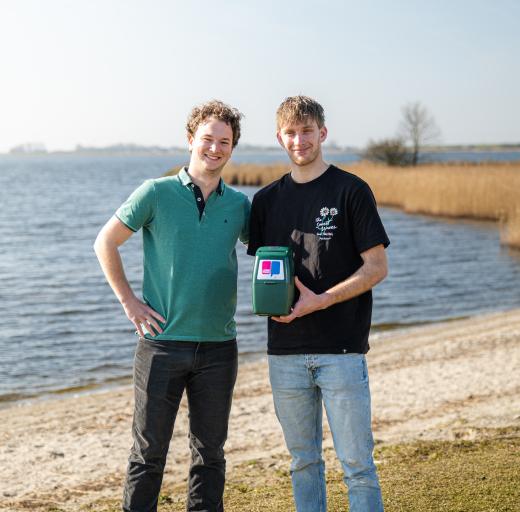 Koen en Thomas collecteren voor Longfonds met collectebus