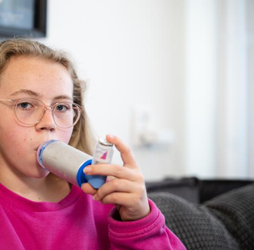 Roe (11 jaar) heeft astma en is vaak stikbenauwd