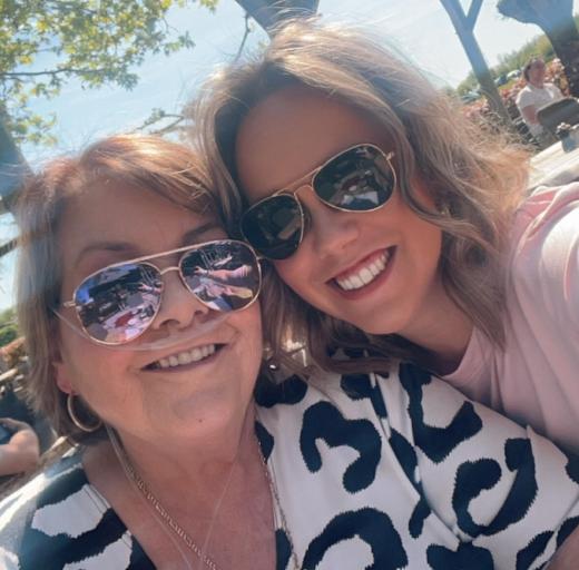 Patricia en haar moeder maken een selfie