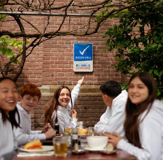Meiden op rookvrij terras