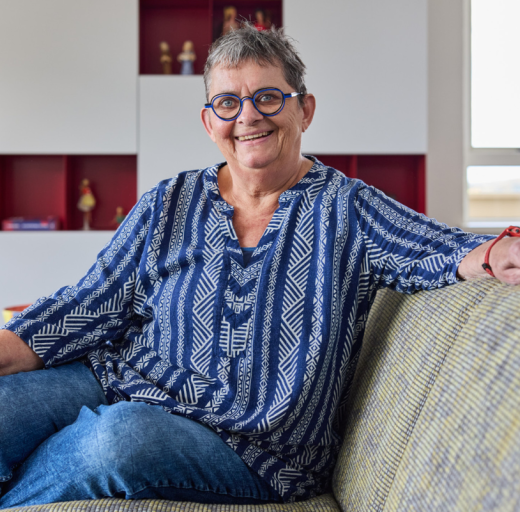 Liesbeth Dingemans in haar appartement op de bank