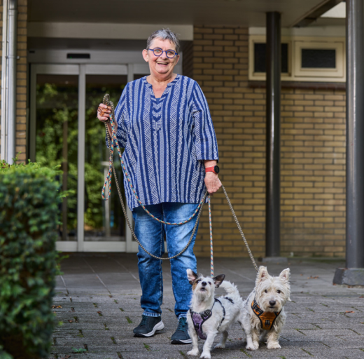 Liesbeth Dingemans wandelt veel met haar hondjes