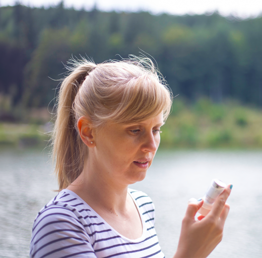 Vrouw met longmedicijnen