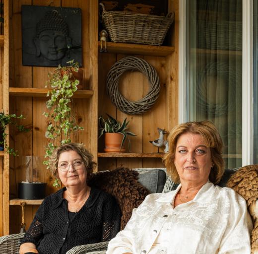 Monique en Inge op de bank