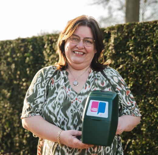 Annemieke laat collectebus zien