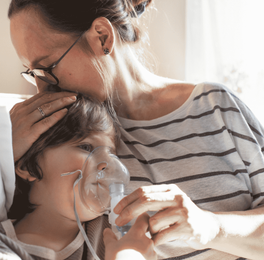 Foto moeder en kind met inhalator