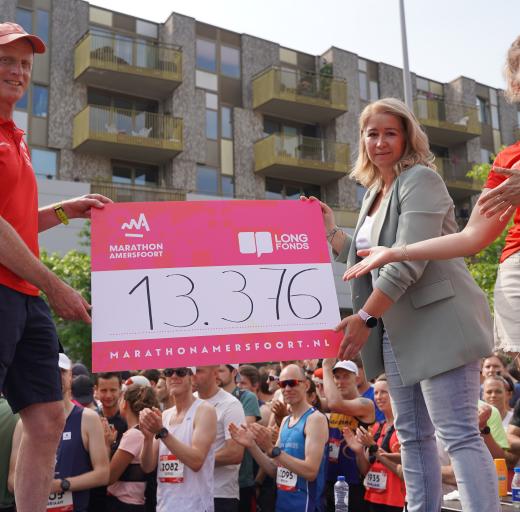 Saskia Kloet neemt namens Longfonds cheque in ontvangst