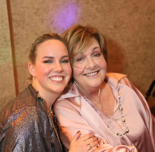 Twee vrouwen lachen