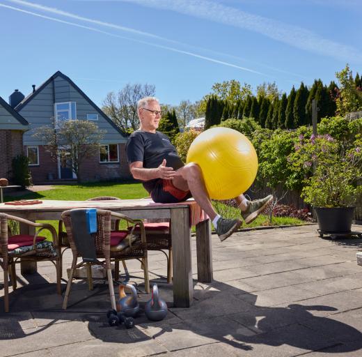 Jur Melchior traint met een skippybal