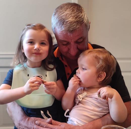 Opa John met kleinkindjes op schoot
