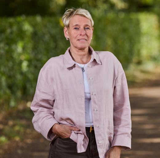 Vrouw wandelend over straat COPD