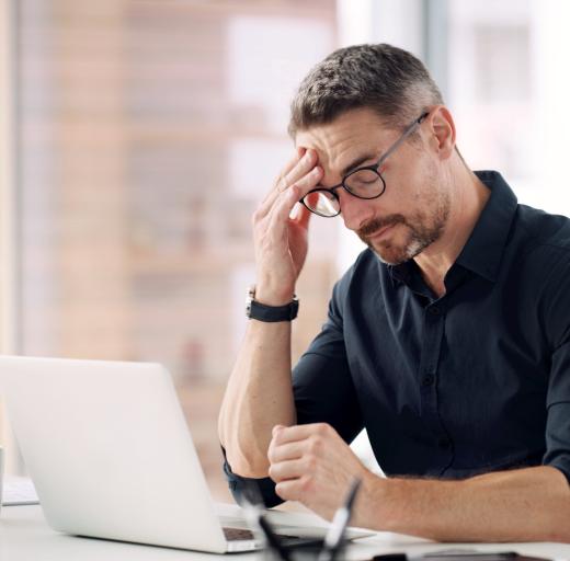Man achter zijn laptop