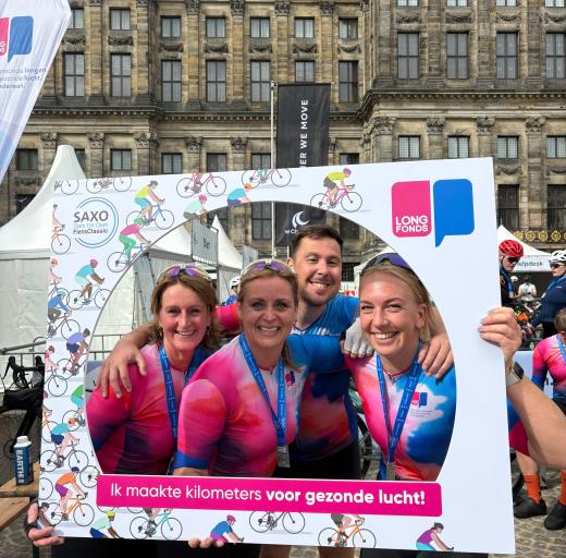 Team Longfonds na de finish van de Dam tot Dam Fietsclassic