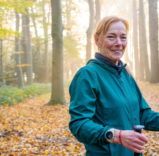 Senior vrouw in het bos in het najaar