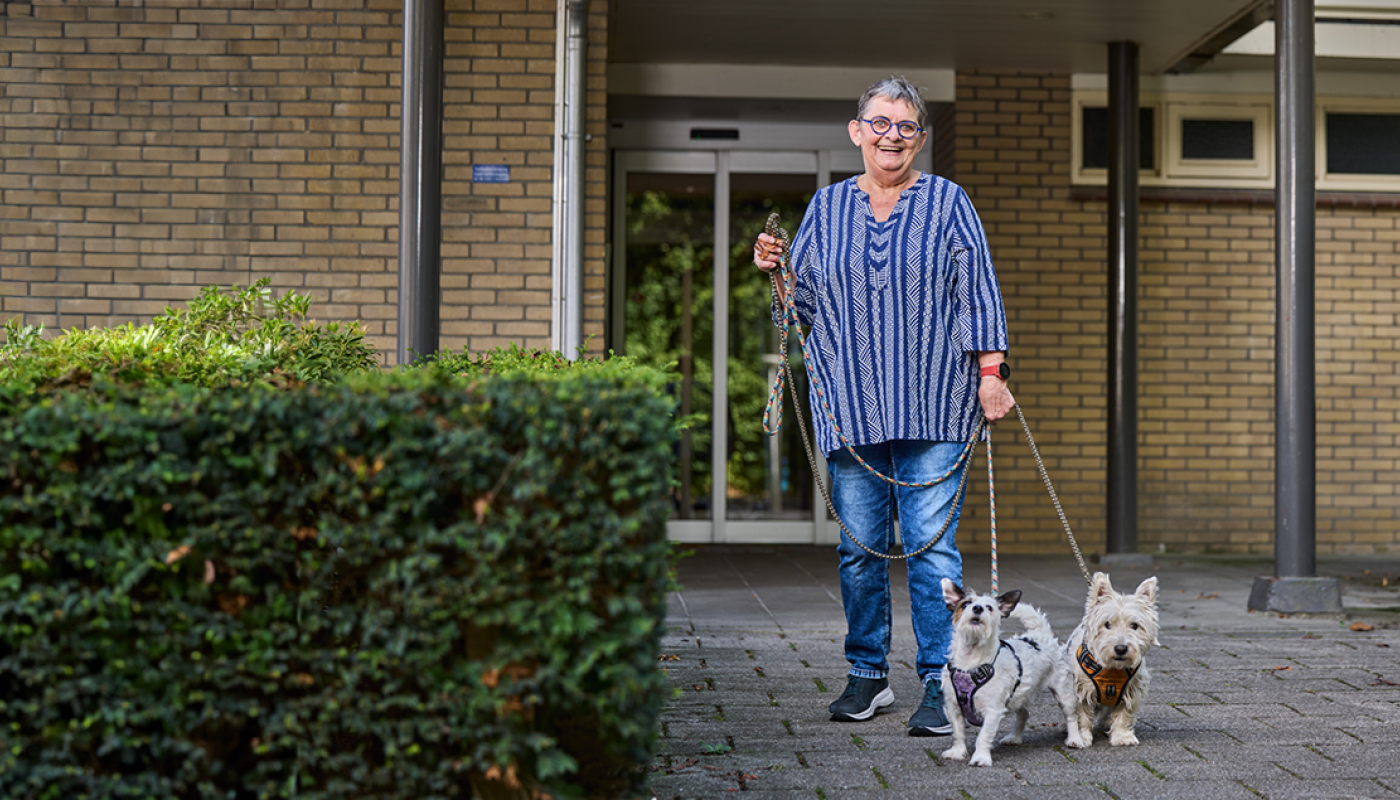 Liesbeth Dingemans buiten met haar hondjes
