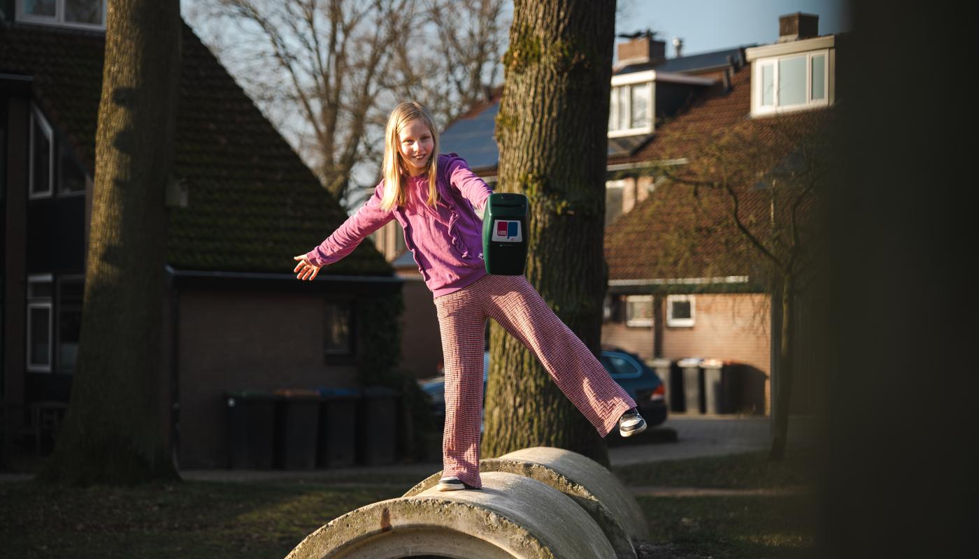 Kind speelt met collectebus