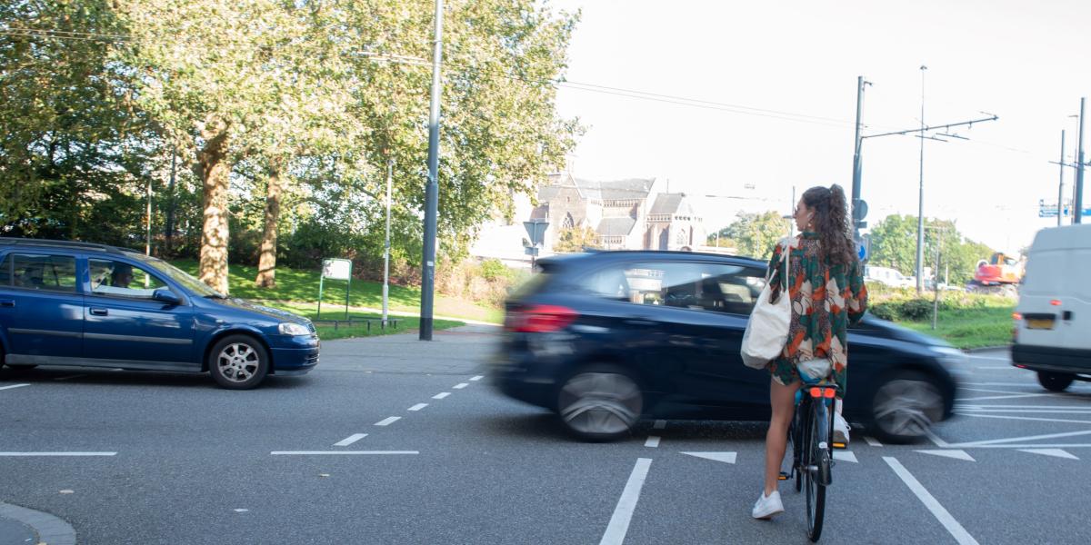 Foto fietser en auto's in Arnhem 