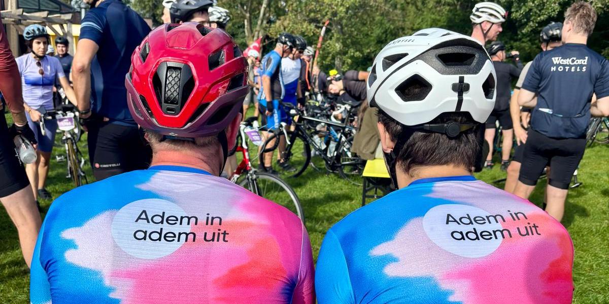 Uitrusten tijdens een tussenstop van de Dam tot Dam FietsClassic
