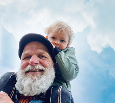 Foto opa met kleinkind op schouders
