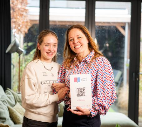 Lenneke en Sophia collecteren et de QR-drager voor longonderzoek