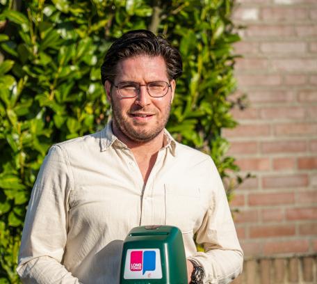 Nick collecteert met een collectebus voor alle mensen met een longziekte