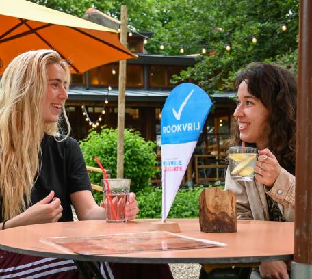 Twee meiden op rookvrij terras in Utrecht