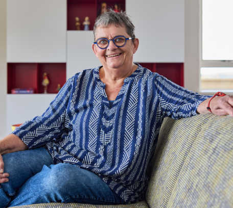 Liesbeth Dingemans in haar appartement op de bank