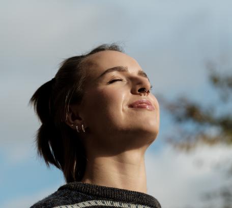 Foto van een vrouw in de buitenlucht