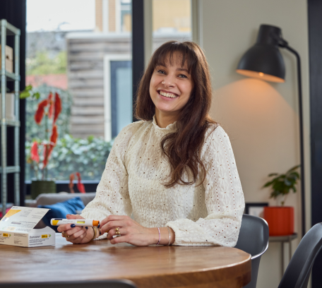 vrouw aan keukentafel