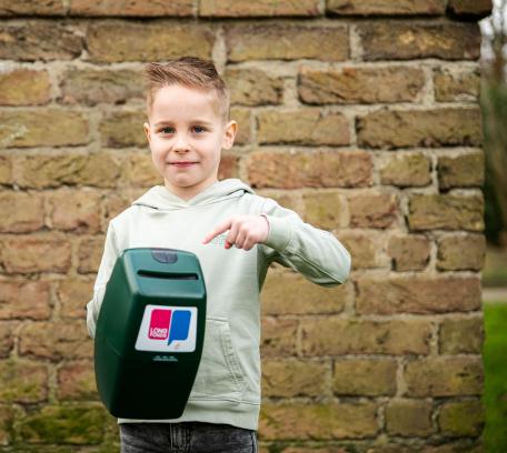Jongen wijst naar collectebus