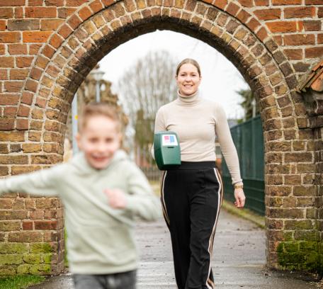 Moeder en zoon met collectebus