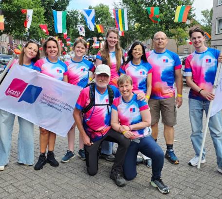 Wandelaars met Longfonds shirts en vlag