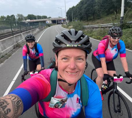Ramona fietst voor Debby tijdens de Dam tot Dam FietsClassic