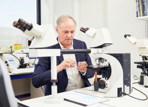 Hans Clevers in het lab met mini-long