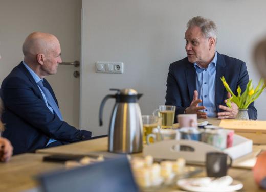 minister Ernst Kuipers in gesprek met directeur Michael Rutgers